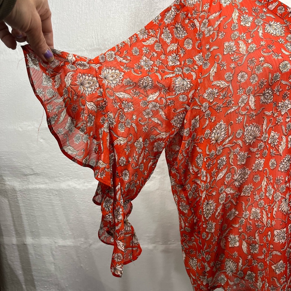 VINCE CAMUTO FLORAL FLUTTER SLEEVE TOP - Picture 14 of 16